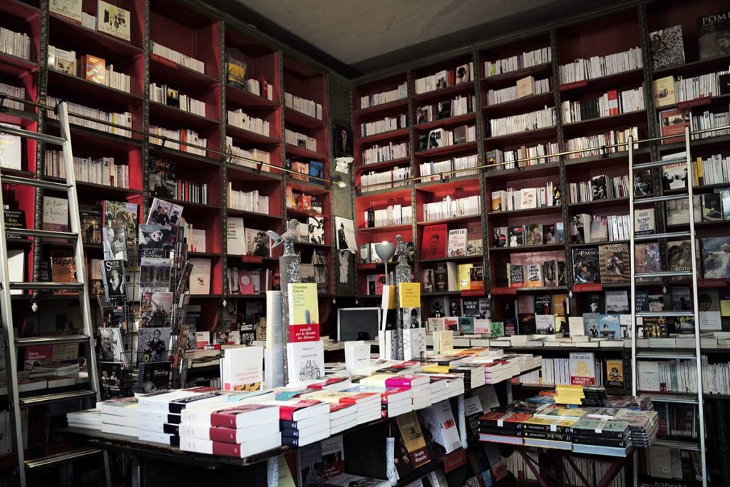 intérieurs d'une librairie